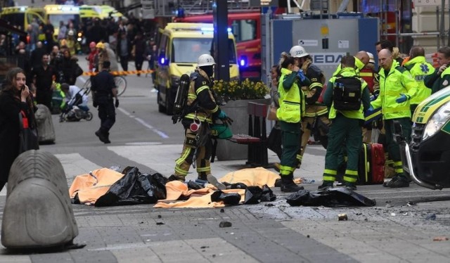 Al-Kaida wzywa do zamachów na policjantów i oferuje potężne kwoty. Z najnowszych informacji wynika, że ataki na policję planowane są w całej Europie, a być może także w Polsce. Czy grozi nam realne zagrożenie? Sprawdźcie!

WIĘCEJ NA KOLEJNYCH STRONACH>>>