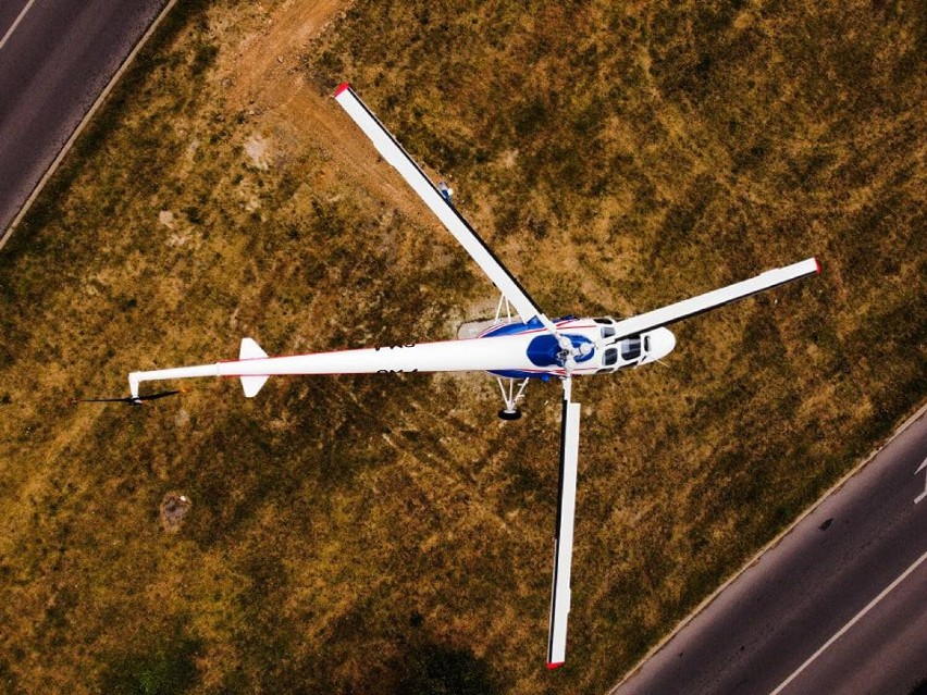 Pomnik SM-1 powrócił na świdnickie rondo. Zobacz niezwykłe zdjęcia wyremontowanego helikoptera, wykonane z lotu ptaka