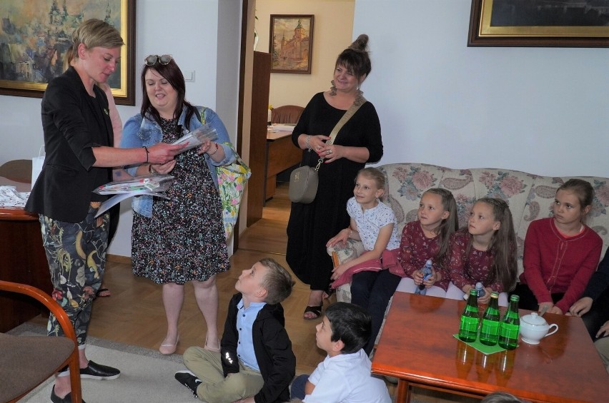 Uczniowie ze Szkoły Podstawowej numer 15 odwiedzili Urząd Miasta w Kielcach. Mogli zasiąść w fotelu prezydenta. Zobacz zdjęcia