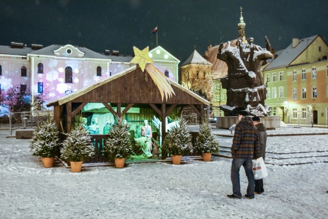Taki mamy klimat, że i w tym roku nie ma co liczyć na białe święta. Stęsknionych za śnieżnym klimatem na Boże Narodzenie zabieramy w krótką podróż po śnieżnej Bydgoszczy na archiwalnych (wcale nie tak starych) zdjęciach.