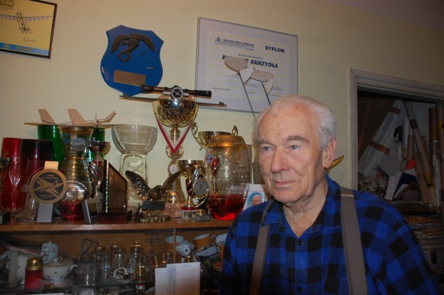 Mieszkanie Andrzeja Krupy wypełniają liczne trofea z zawodów i pamiątki