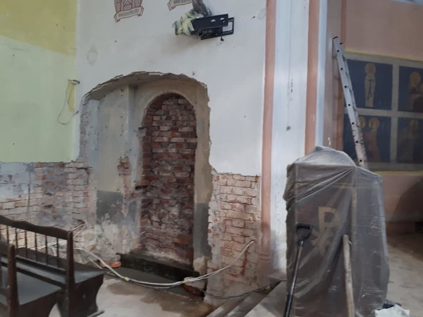 Trwa remont kościoła w Kąkolewie. Na wysokości zadania stanęli również strażacy z OSP! [NOWE ZDJĘCIA]