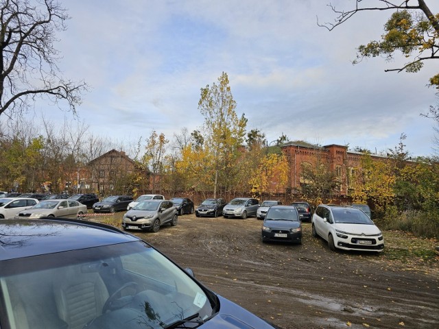 Na zapuszczonym przez lata terenie obok przychodni wojskowej przy ulicy Dąbrowskiego od kilku dni funkcjonuje parking Urzędu Marszałkowskiego