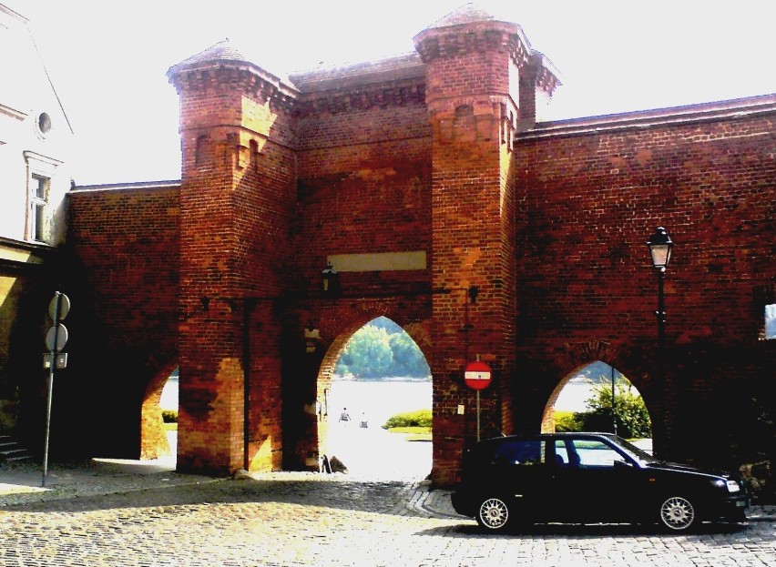 Do średniowiecznego Starego Miasta Torunia prowadziło 8 bram....