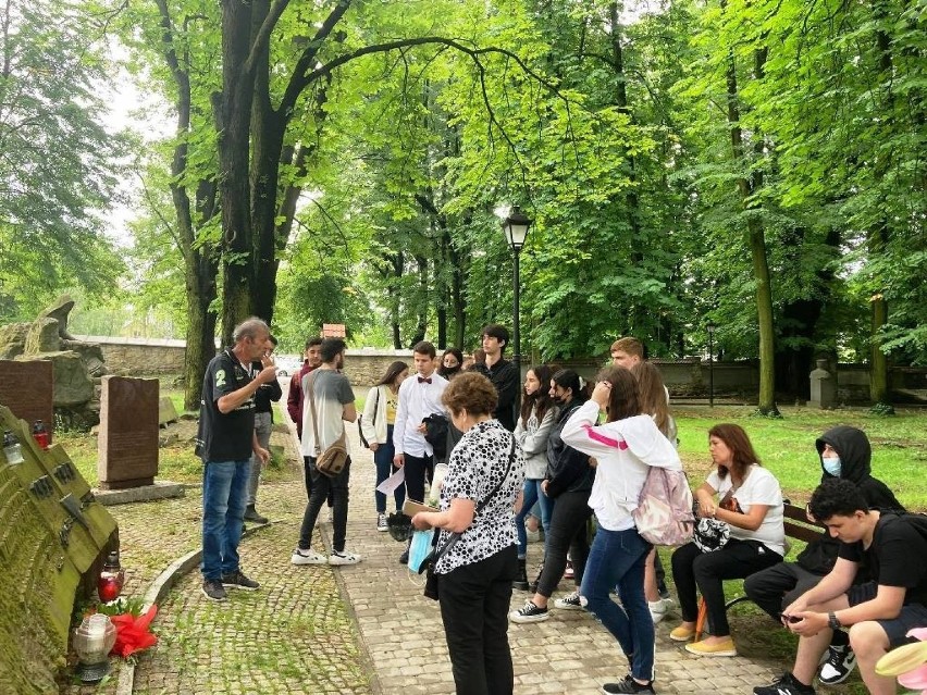 Młodzi Izraelczycy z wizytą w Olkuszu. Zobaczyli miasto i zakątki Polski. Poznali historię swoich przodków [ZDJĘCIA]