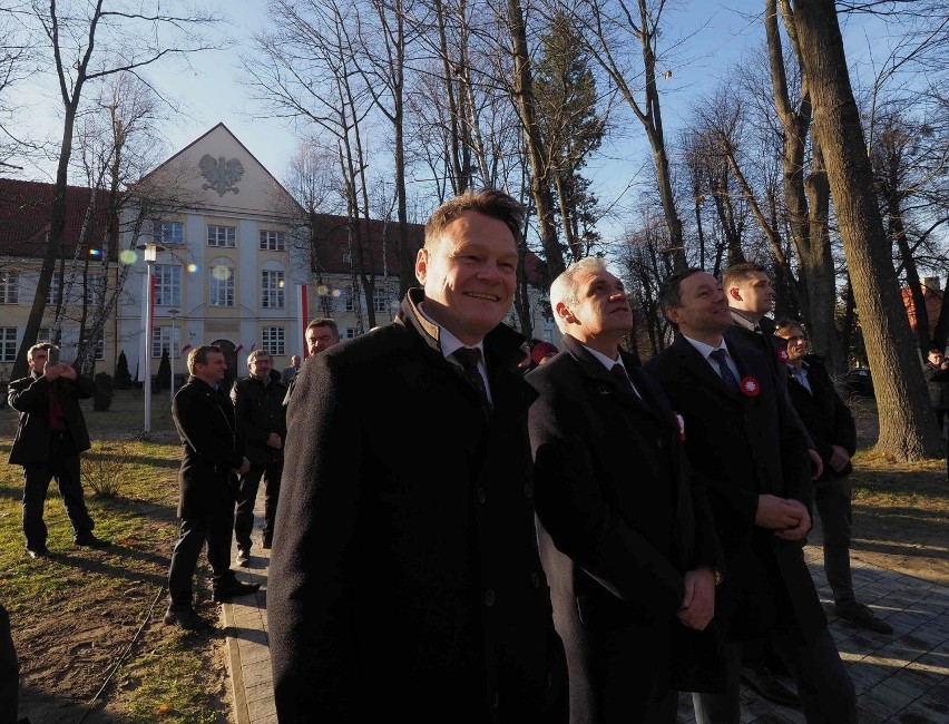 W Tomaszowie Lubelskim odsłonięto łuk triumfalny. To budowla obiecana przez Jacka Sasina. Zobacz zdjęcia