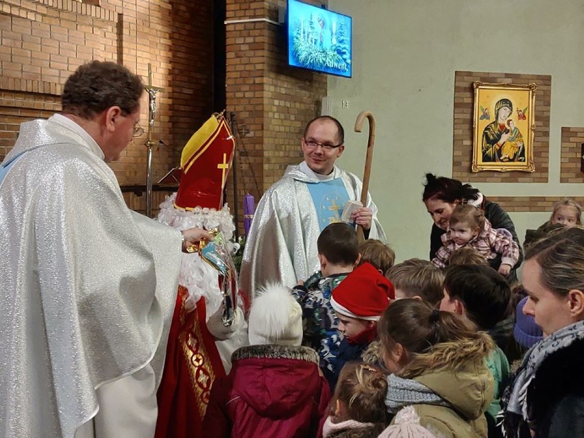 Parafia Nawiedzenia NMP w Chodzieży miała na roratach wyjątkowego gościa: świętego Mikołaja (FOTO)