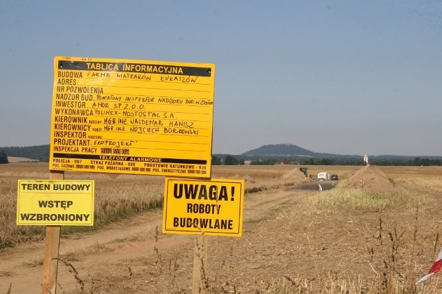 Budowa ruszyła. Wiatraki zasłonią zamek Grodziec widoczny w tle.