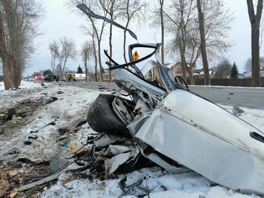 Tragiczny wypadek pod Wyszkowem. Opel rozpadł się na części. Zginął młody kierowca
