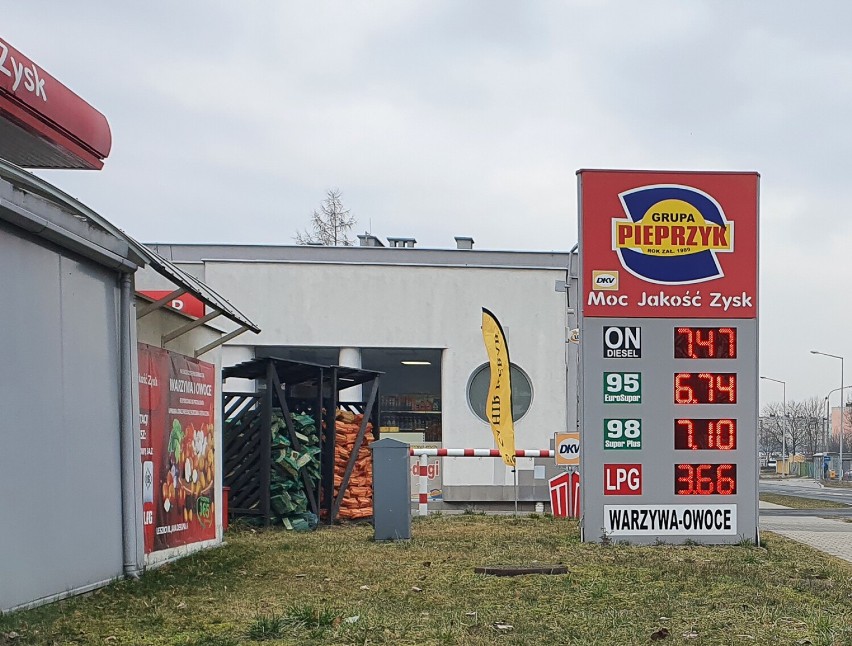 Ceny paliw w Lesznie 16 marca 2022. Widać wszędzie tendencję do lekkiego zejścia w dół ZDJĘCIA