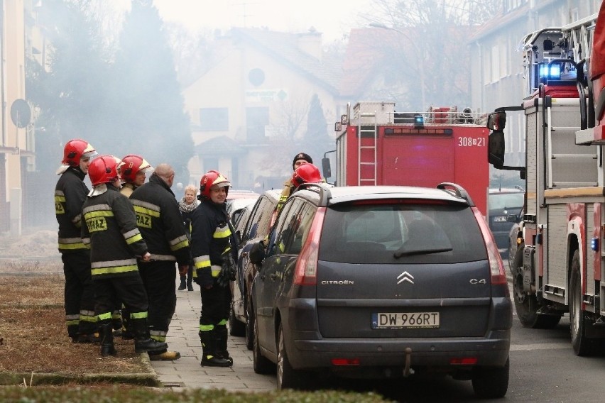 Wrocław. Pożar na Karłowicach. Ulica pełna dymu, ludzie uciekali z domów