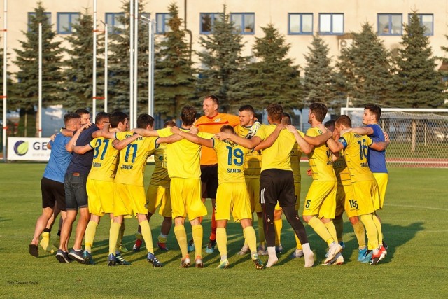 Ekoball Stal Sanok pokonał na własnym obiekcie rezerwy Resovii 1:0. Zobaczcie zdjęcia z tego meczu. 

Ekoball Stal Sanok - Resovia II 1:0 (0:0)
Bramka: 1:0 Tabisz 80