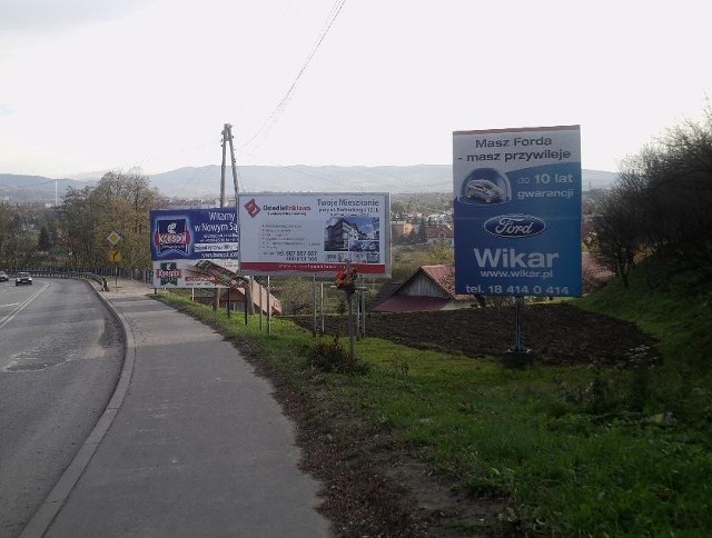 Wielkie tablice reklamowe nie pozwalają cieszyć oczu panoramą Nowego Sącza z ulicy Tarnowskiej w Zabełczu