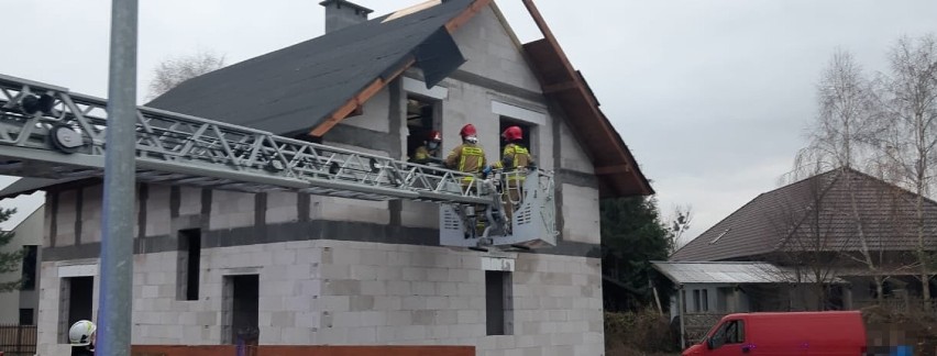 Skoki. Wypadek w pracy. Mężczyzna spadł z rusztowania. Na miejsce wezwano służby ratunkowe