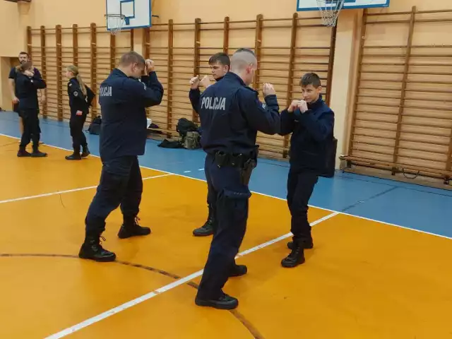 Uczniowie klas mundurowych o profilu policyjnym z Zespołu Szkół Mundurowo-Technicznych w Ostrowie wzięli udział w szkoleniu zorganizowanym przez policję
