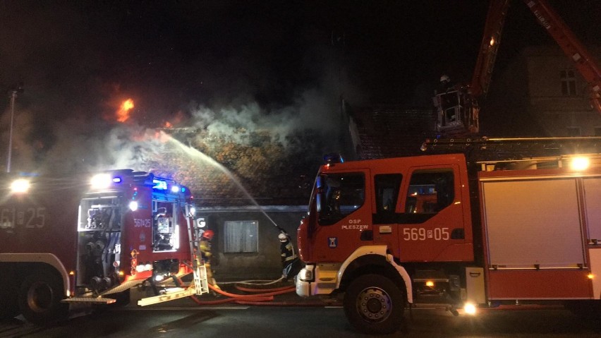 Duży pożar na ulicy Poznańskiej. Strażacy walczą z ogniem