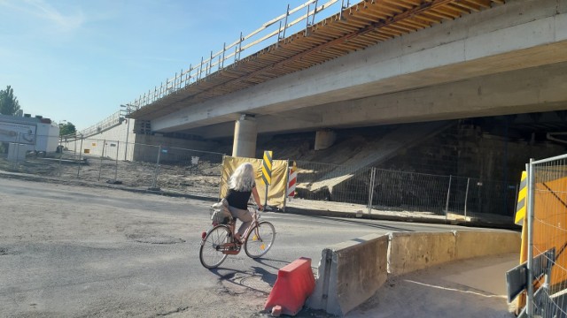 Na Opolu Wschodnim robotnicy wylali już wiadukt, budują chodniki i ścieżki rowerowe, przygotowują konstrukcję tunelu.