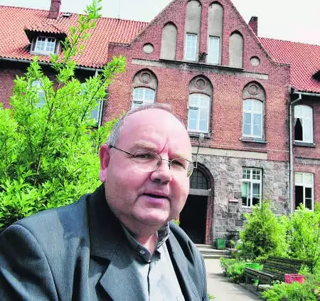 Fragment historycznego zabiegu: dr Maciej Śmietański (w okularach) operuje ks. Jankowskiego. fot. z arch. macieja śmietańskiego