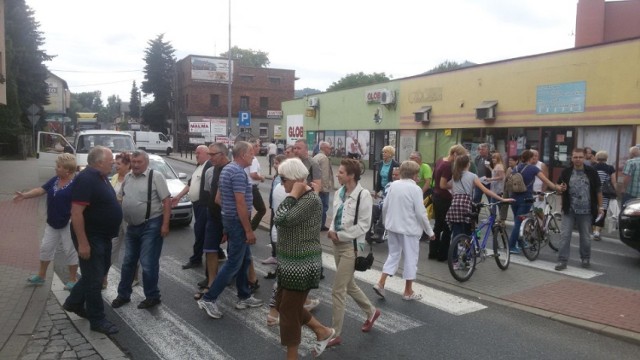 Lipiec 2017. Protest mieszkańców Węgierskiej Górki domagających się budowy obwodnicy