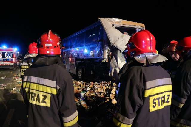 Wypadek autobusu i tira na S8 pod Piotrkowem