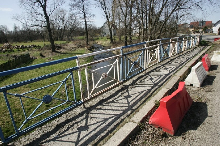Zamknięty most w Pielgrzymce, trzeba jechać objazdami [ZDJĘCIA]