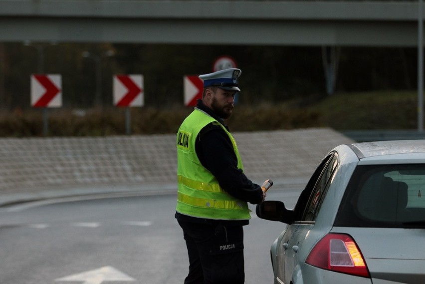 Policjanci sprawdzali trzeźwość kierowców wjeżdżających na...