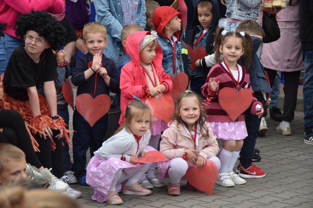 Piknik Rodzinny uświetniły barwne prezentacje przedszkolaków oraz uczniów podstawówki