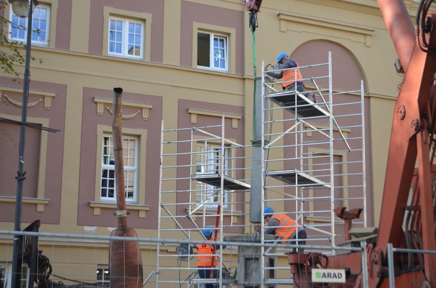 Głogów: Przed wejściem do miejskiego teatru stanęły latarnie 