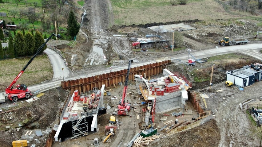 Budują nowy most kolejowy na odcinku linii 104 Chabówka - Nowy Sącz. W centrum Rabki Zdrój powstają też przejścia podziemne i wiadukty 