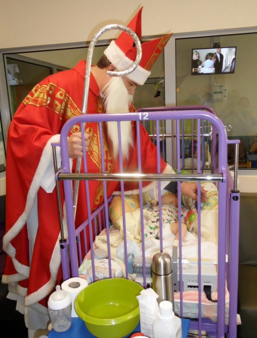Święty Mikołaj odwiedził małych pacjentów lublinieckiego szpitala [ZDJĘCIA]