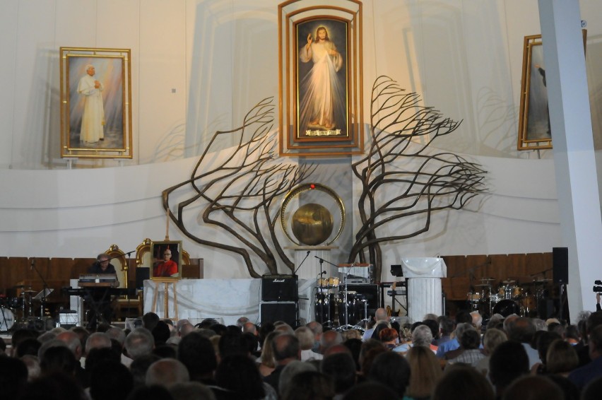 Koncert w Łagiewnikach: grali, śpiewali i wspominali kardynała Macharskiego 