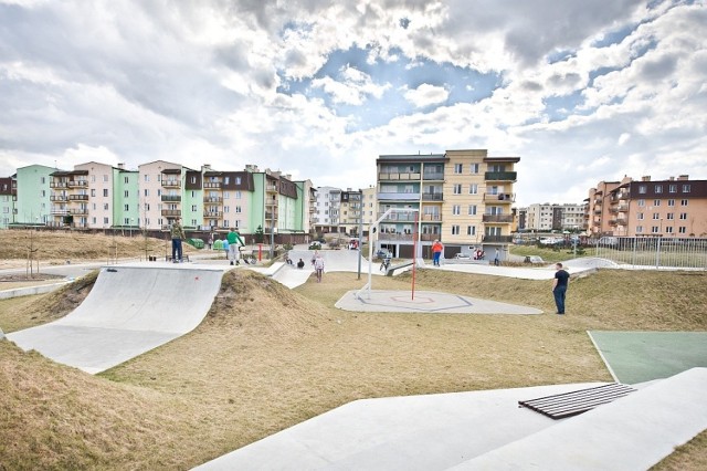 Niestety, place zabaw, siłownie, strefy rekreacji na powietrzu i skateparki to miejsca, gdzie łatwo rozprzestrzenia się choroba. Do odwołania - zamknięte.