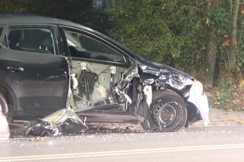 Wypadek na ul. 1 Maja w Wałbrzychu. Dwa samochody poważnie uszkodzone, jezdnia usłana szkłem - zobaczcie zdjęcia