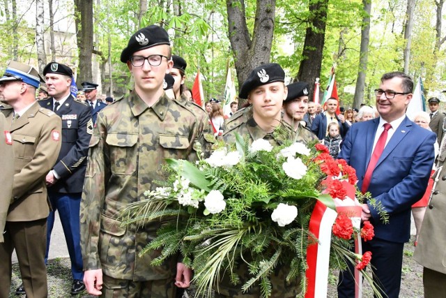 Uroczystości pod pomnikiem Stanisława Staszica w Parku Miejskim w Kielcach. >>>Więcej zdjęć na kolejnych slajdach