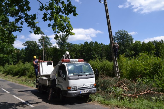 Lipcowe burze wyrządzają wiele szkód w całym regionie. Wiatr zrywa linie energetyczne. Zdjęcia wykonane w okolicach Górek Śląskich