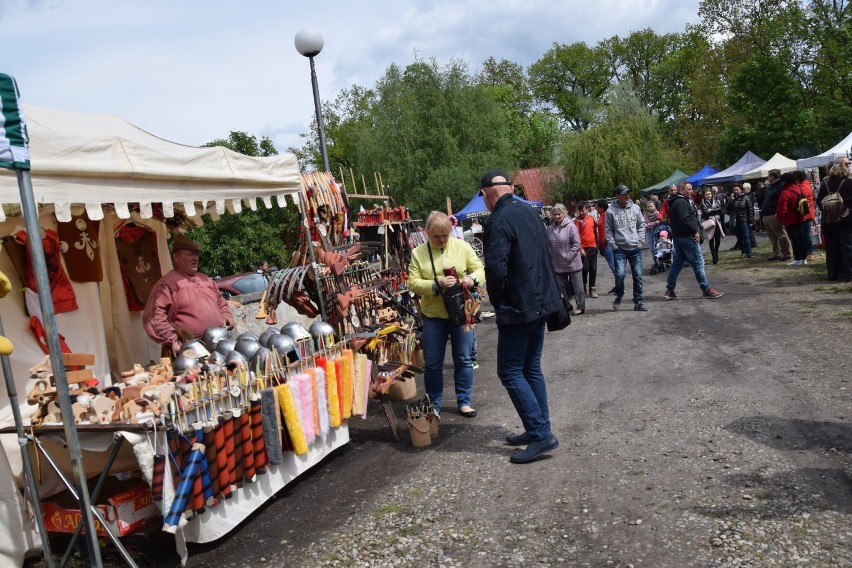 Przed zamkiem Karolat w Siedlisku można było kupić zabawki...