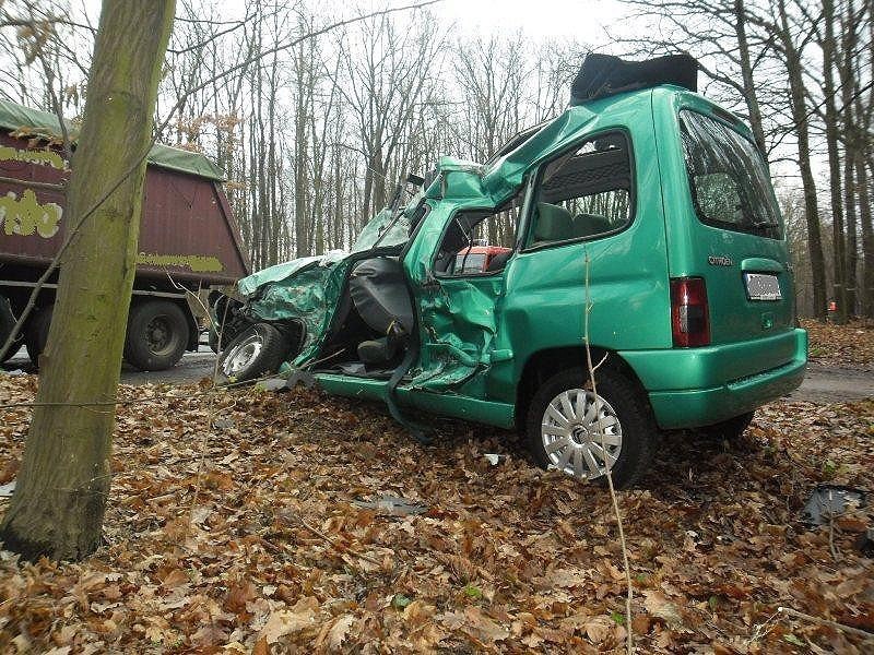 Śmiertelny wypadek w Jarocinie. Tir zderzył się z osobówką. Jedna osoba nie żyje. FOTO