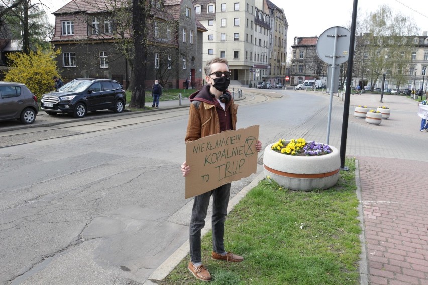 Śląski Ruch Klimatyczny protestował przed Urzędem Miasta...