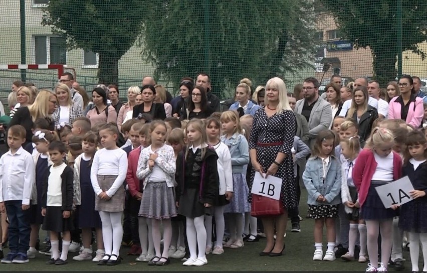 Tak rozpoczynano rok szkolny 2023/2024 w Szkole Podstawowej nr 8 w Inowrocławiu. Video i zdjęcia