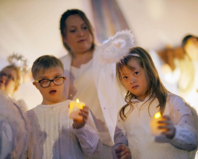 Dzieci z Zespołu Szkół Specjalnych 102 w Poznaniu zaprezentowały w przedświąteczny piątek Jasełka.