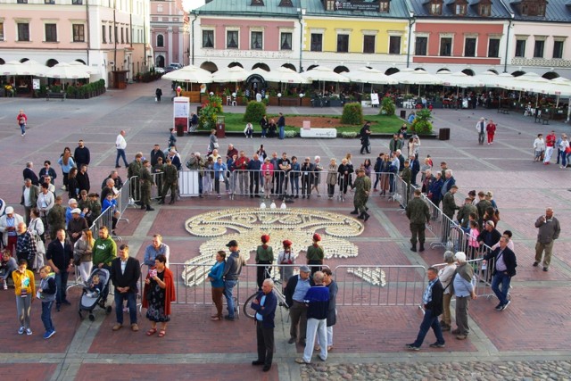 Zamość. Na Rynku Wielkim zapłonęło 2 tys. zniczy. Zobacz zdjęcia