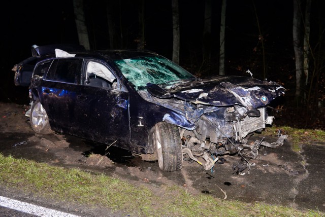 Do groźnego wypadku doszło na drodze wojewódzkiej nr 132 między Białczem a skrzyżowaniem do Nowin Wielkich. Samochód osobowy marki BMW wypadł z drogi i uderzył w drzewo. 

Wypadek miał miejsce przed godziną 21. Na miejsce wysłano policję, pogotowie i pięć zastępów strażaków.- Do wypadku doszło na łuku drogi między Białczem, a Nowinami Wielkimi. Pojazdem podróżowało dwóch 30-latków, obaj opuścili pojazd o własnych siłach. Na miejsce przyjechały dwa zastępy pogotowia ratunkowego, ale okazało się, że tylko jeden z mężczyzn potrzebował pomocy medycznej i zastał zabrany do szpitala - mówi bryg. Bartłomiej Mądry, rzecznik prasowy Komendy Miejskiej Państwowej Straży Pożarnej  w Gorzowie Wlkp. Przód pojazdu, którym jechali mężczyźni, został kompletnie rozbity. Rozbity samochód leży na boku, w rowie w pobliżu ścieżki rowerowej. Przyczyny wypadku ustalają policjanci. W miejscu, gdzie doszło do zdarzenia, są utrudnienia w ruchu. 

Do wypadku doszło na łuku drogi między Białczem na Nowinami Wielkimi:


To już drogi dramatyczny wypadek na tym samym odcinku drogi w ciągu kilku godzin. Wcześniej, w niedzielę wieczorem, samochód osobowy uderzył tu w jelenia. W wyniku zdarzenia jeden pojazd został uszkodzony, a drugi dachował. Pisaliśmy o tym w tym materiale: Kolizja koło Nowin Wielkich. Jedno auto uderzyło w jelenia, drugie koziołkowało