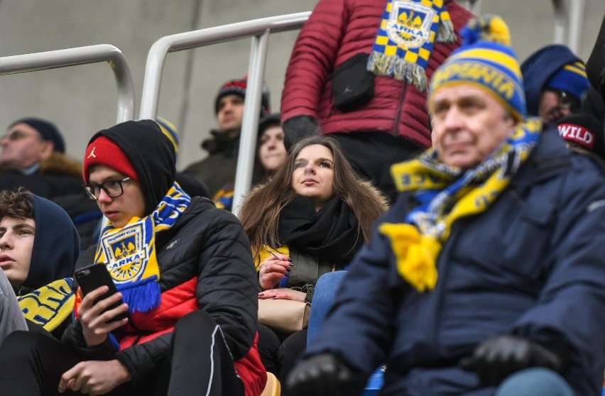 Zachwycające fanki Arki Gdynia! Kibicują i imponują kobiecym wdziękiem. Inne kluby mogą Arce Gdynia pozazdrościć fanek!