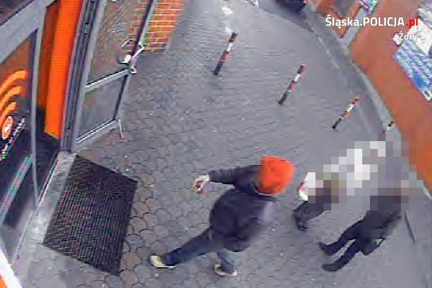 Ten mężczyzna jest poszukiwany! Policjanci szukają złodzieja karty bankomatowej