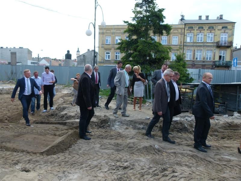 Radni i urzędnicy zwiedzali budowę ratusza podczas przerwy w...
