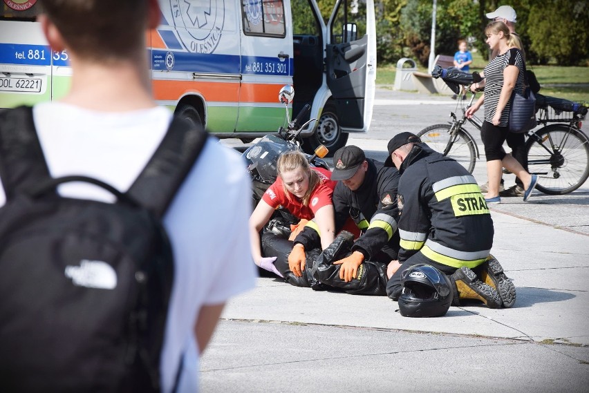 Uczniowie oglądali pokaz ratowania ofiar wypadków