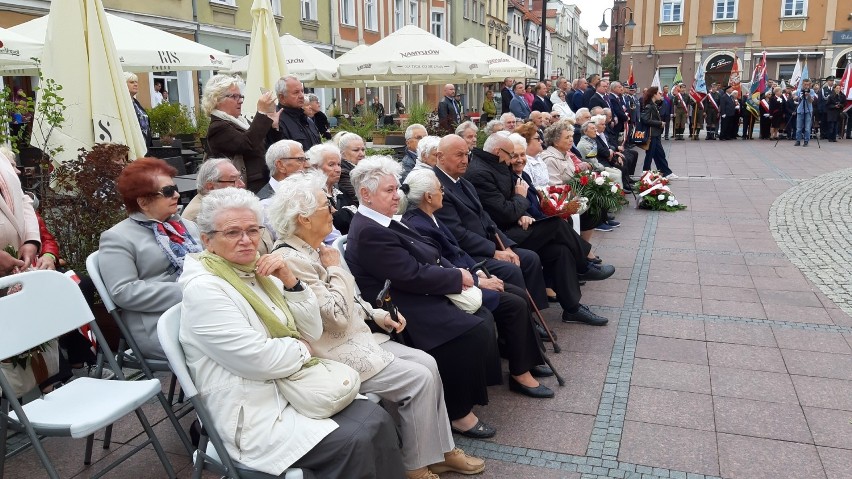 We wtorek na opolskim Rynku pod tablicą „W hołdzie ofiarom...