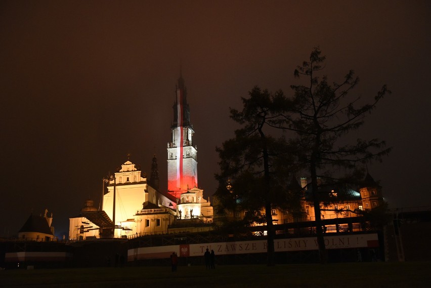 Wieża jasnogórska rozbłysła na biało - czerwono. Iluminacja to sprawka Tauronu przygotowana na obchody 100-lecia niepodległości ZDJĘCIA