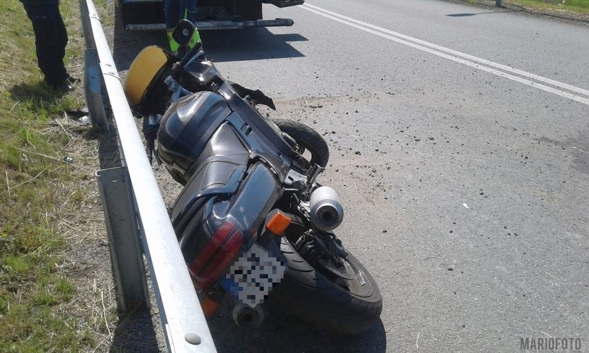 Motocyklista z obrażeniami trafił do szpitala.