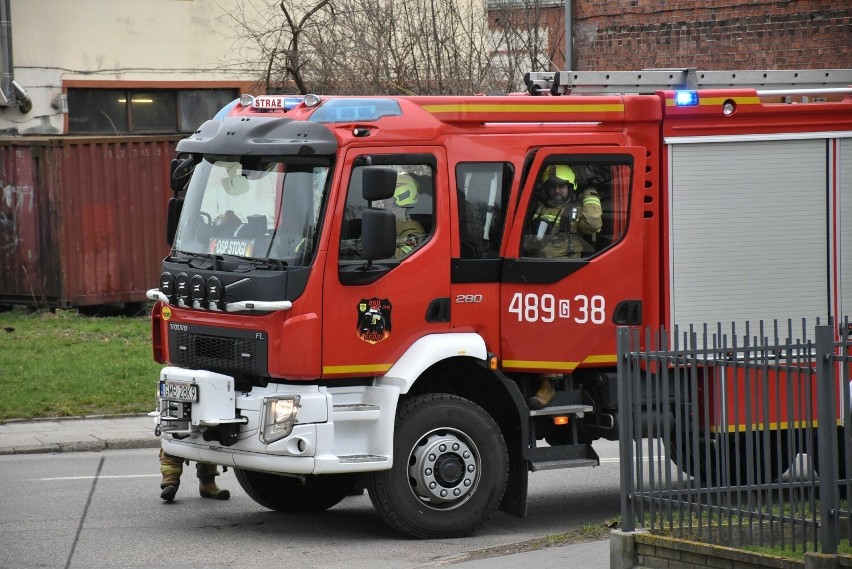 Ćwiczenia strażaków w wieżowcu w Malborku. Sprawdzili się na wypadek pożaru na ostatniej kondygnacji